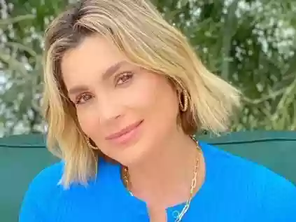 No Egito, Flávia Alessandra escolhe look grifado e confortável de R$9,1 mil para passeio