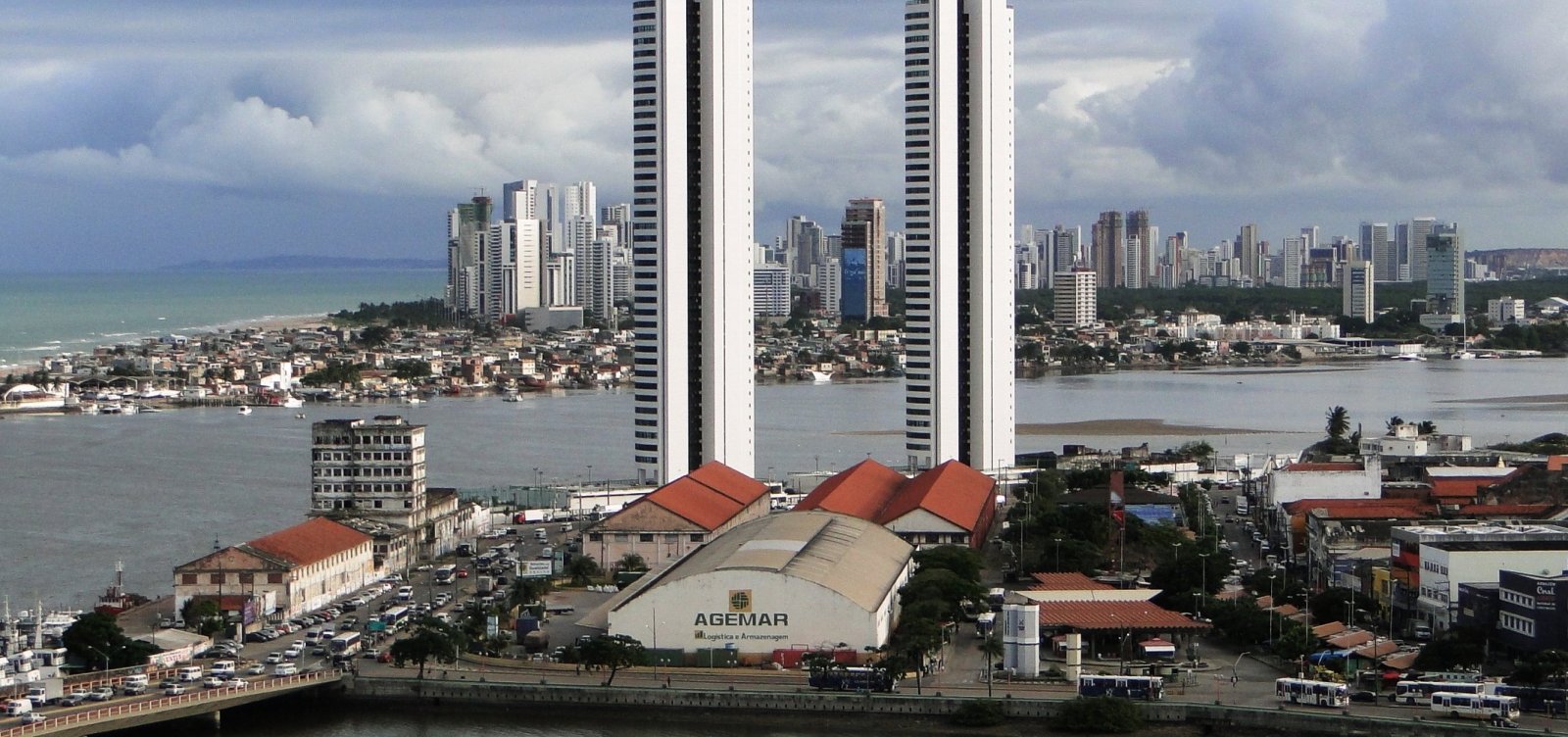 Morador festeiro vive nas Torres Gêmeas, em Recife