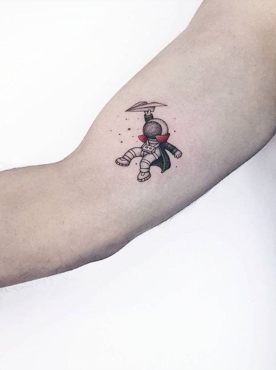 Tatuagem no braço masculino pequeno
