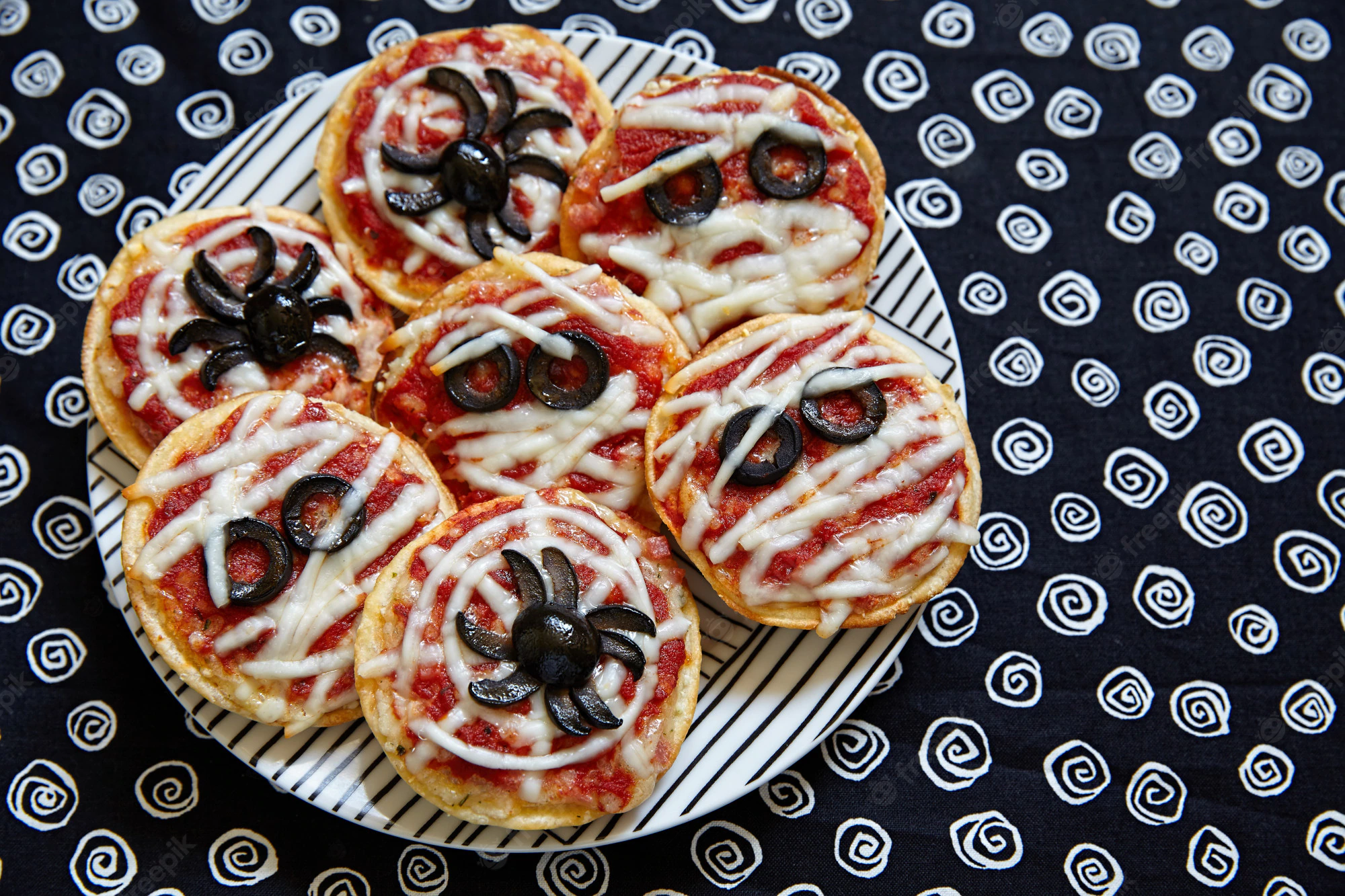 halloween comida minipizzas assustadoras