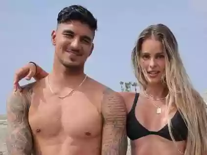 Gabriel Medina e Yasmin Brunet surgem em clima de romance em clique na praia