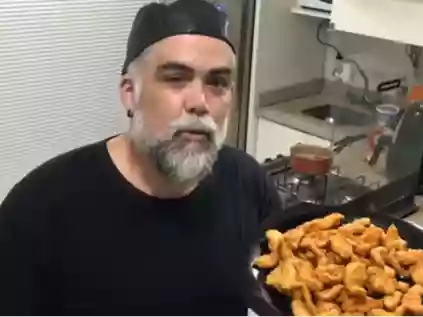 Frango empanado com farinha temperada