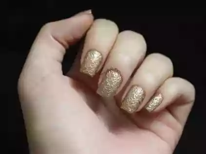 Veja dicas de unhas douradas e glamourosas para mandar bem!