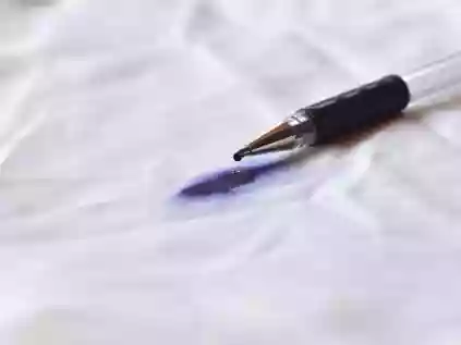 Como tirar tinta de caneta da roupa?