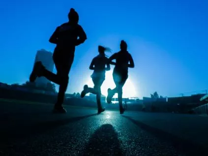 Maratonas e Corridas Noturnas: Por Que Correr à Noite Pode Ser Uma Experiência Inesquecível?