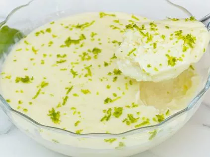 Taça de mousse de limão cremosa decorada com raspas de limão