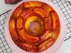 Bolo de banana caseiro fofinho com pedaços de banana na cobertura