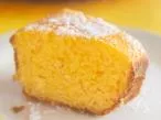 Bolo de milho da lata recém-assado em fatias sobre uma mesa rústica