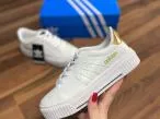 Tênis Adidas feminino estiloso e confortável, ideal para o dia a dia.