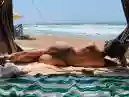Giovanna Grigio faz topless em praia mexicana; veja